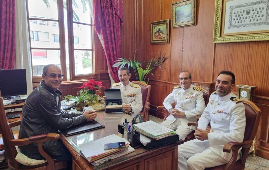 Visita del contralmirante Santiago de Colsa Trueba al Ayuntamiento de Valverde