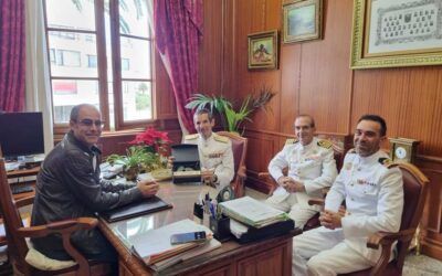 Visita del contralmirante Santiago de Colsa Trueba al Ayuntamiento de Valverde
