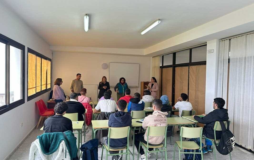 Valverde promueve la iniciativa destinada a potenciar la empleabilidad de los jóvenes y a embellecer el entorno urbano